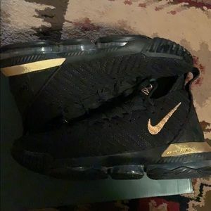 Selling a size 9 Lebron 16